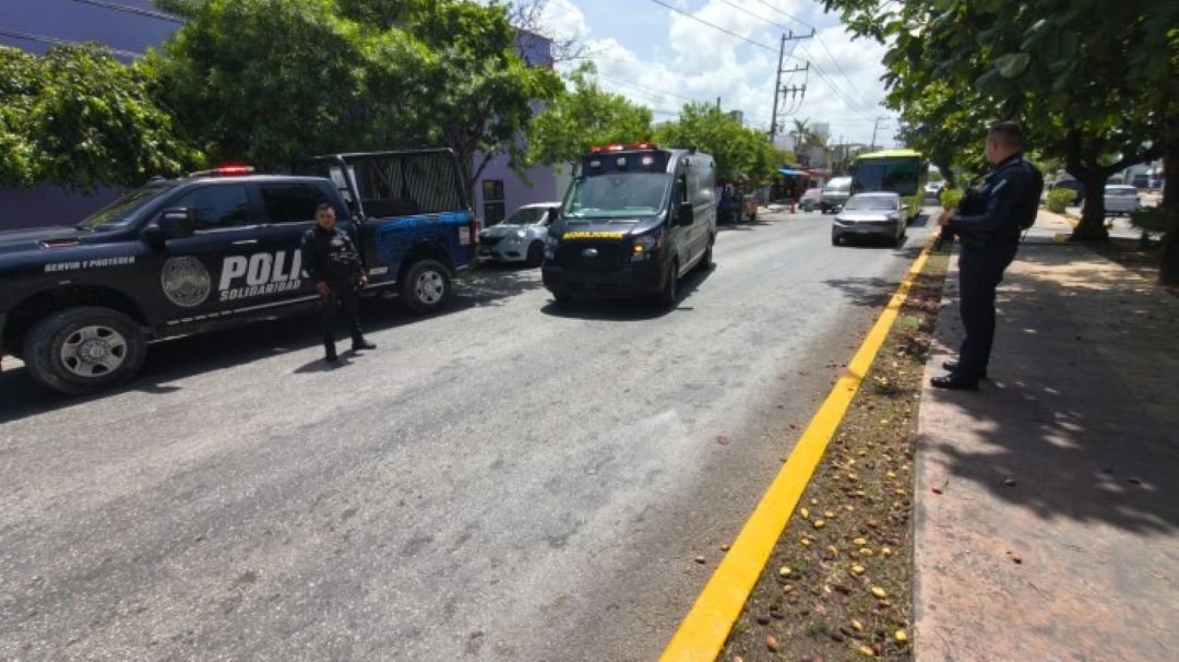 Police vehicles and an ambulance at the intersection of Avenida Juarez and Calle 70 in Playa del Carmen where the victim sought help