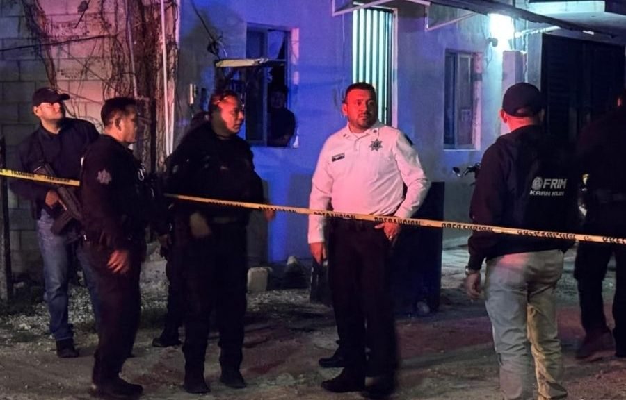 Police officers and forensic personnel at a crime scene in Cancun's Region 95