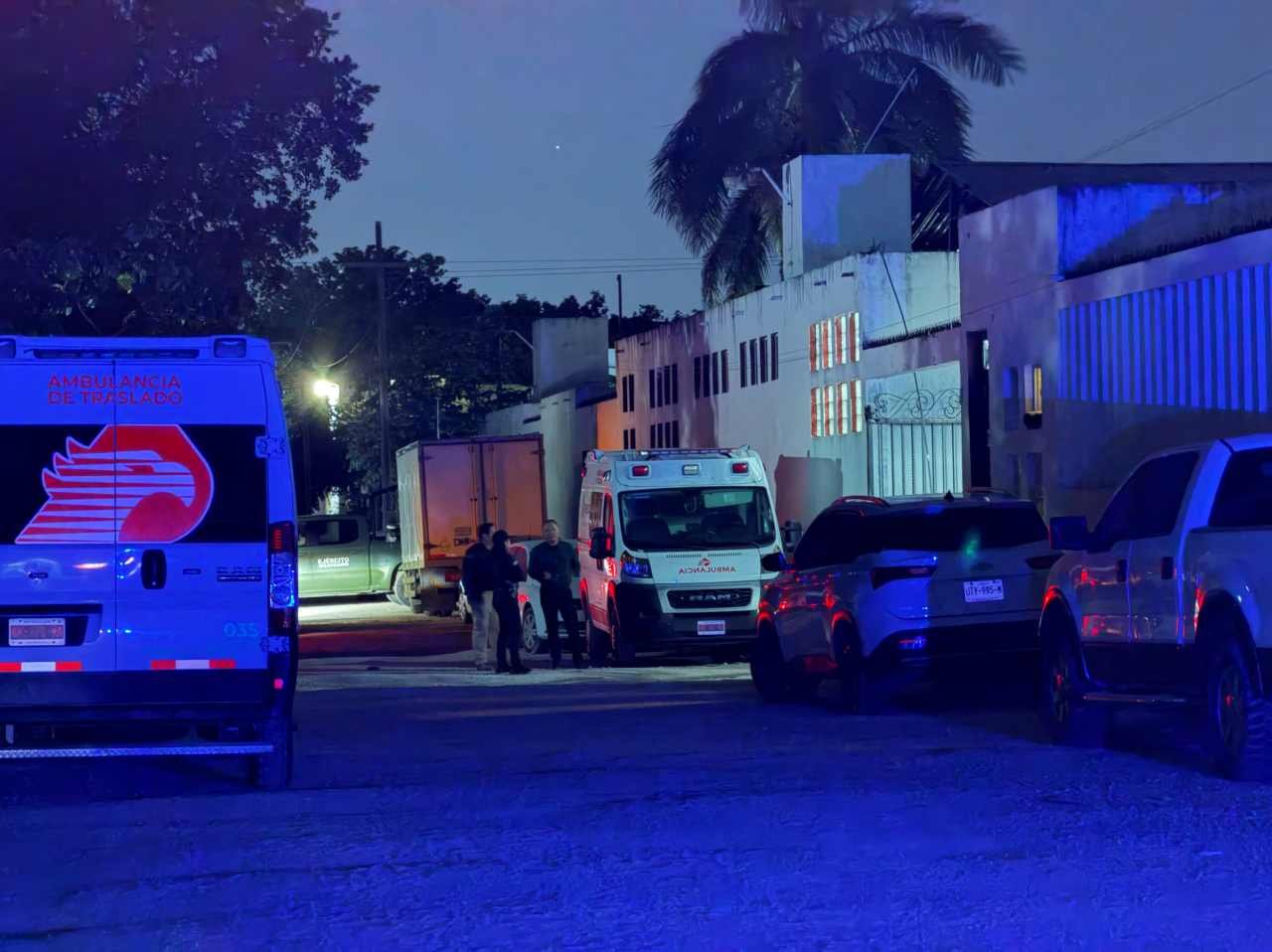 Police officers and military personnel secure the perimeter of the Tuk banquet hall in Cancún during a search operation linked to a missing person investigation.