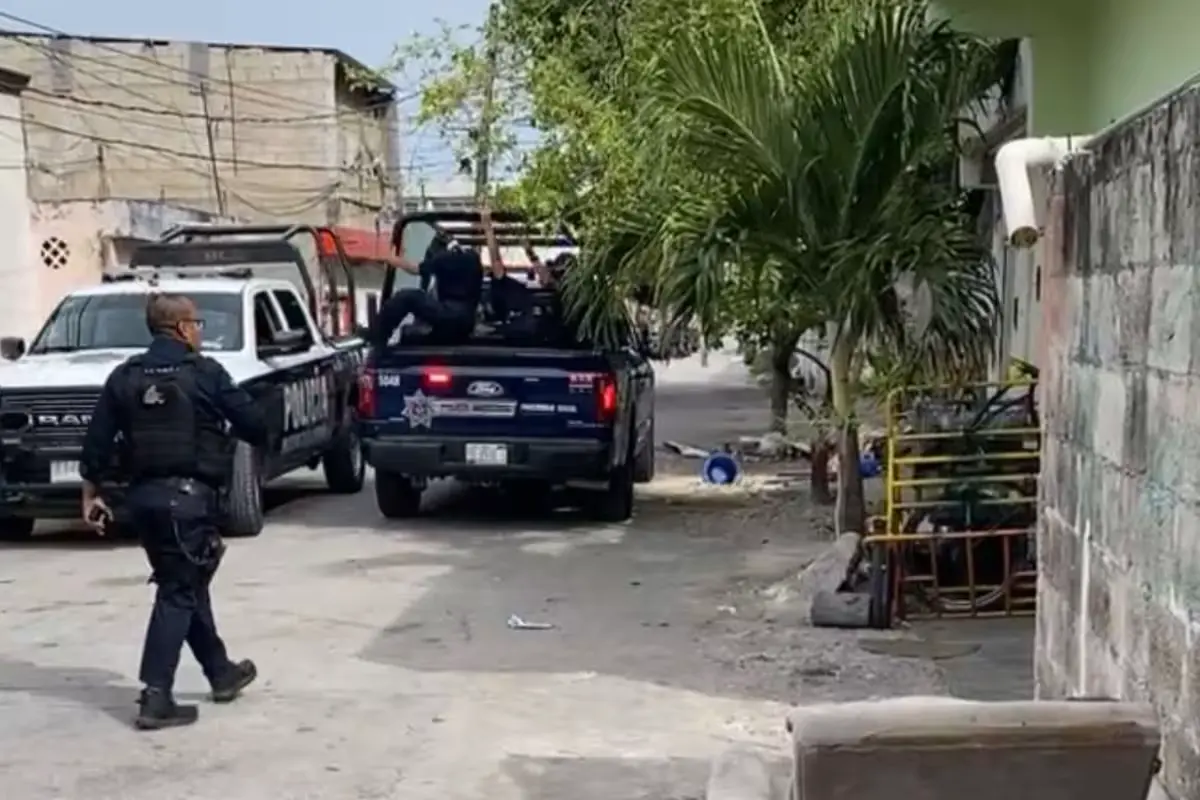 Police vehicles and officers deployed near a Santander bank branch on Jose Lopez Portillo avenue in Cancun