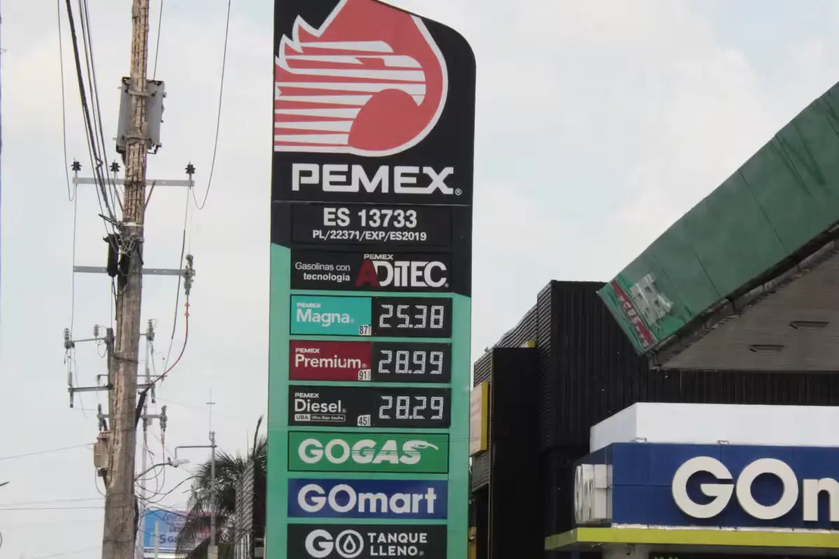 A gas station in Cancún, Mexico, where Magna gasoline is sold at the highest price in the country.