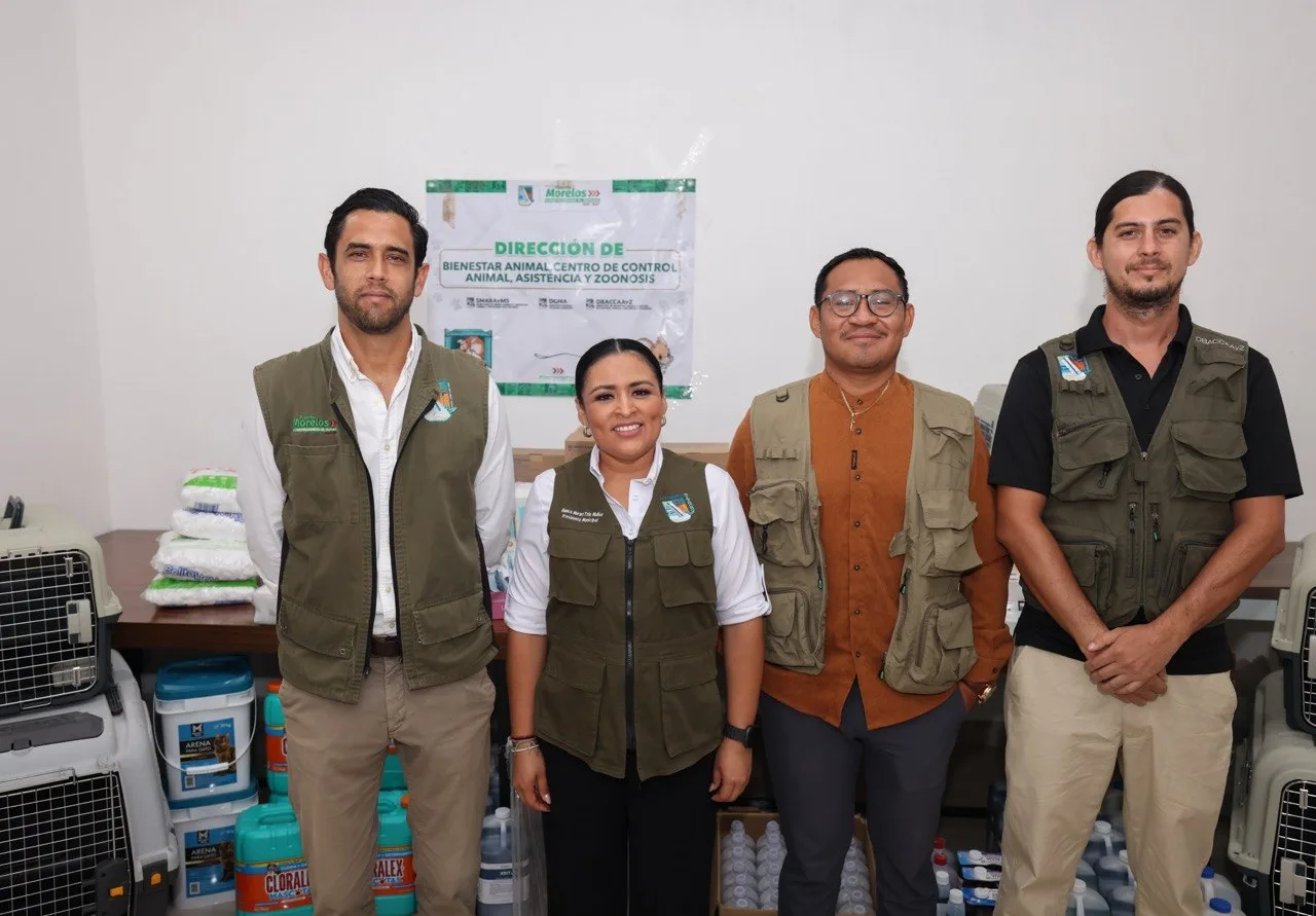Mayor Blanca Merari handing over medical supplies for animal sterilization campaigns in Puerto Morelos