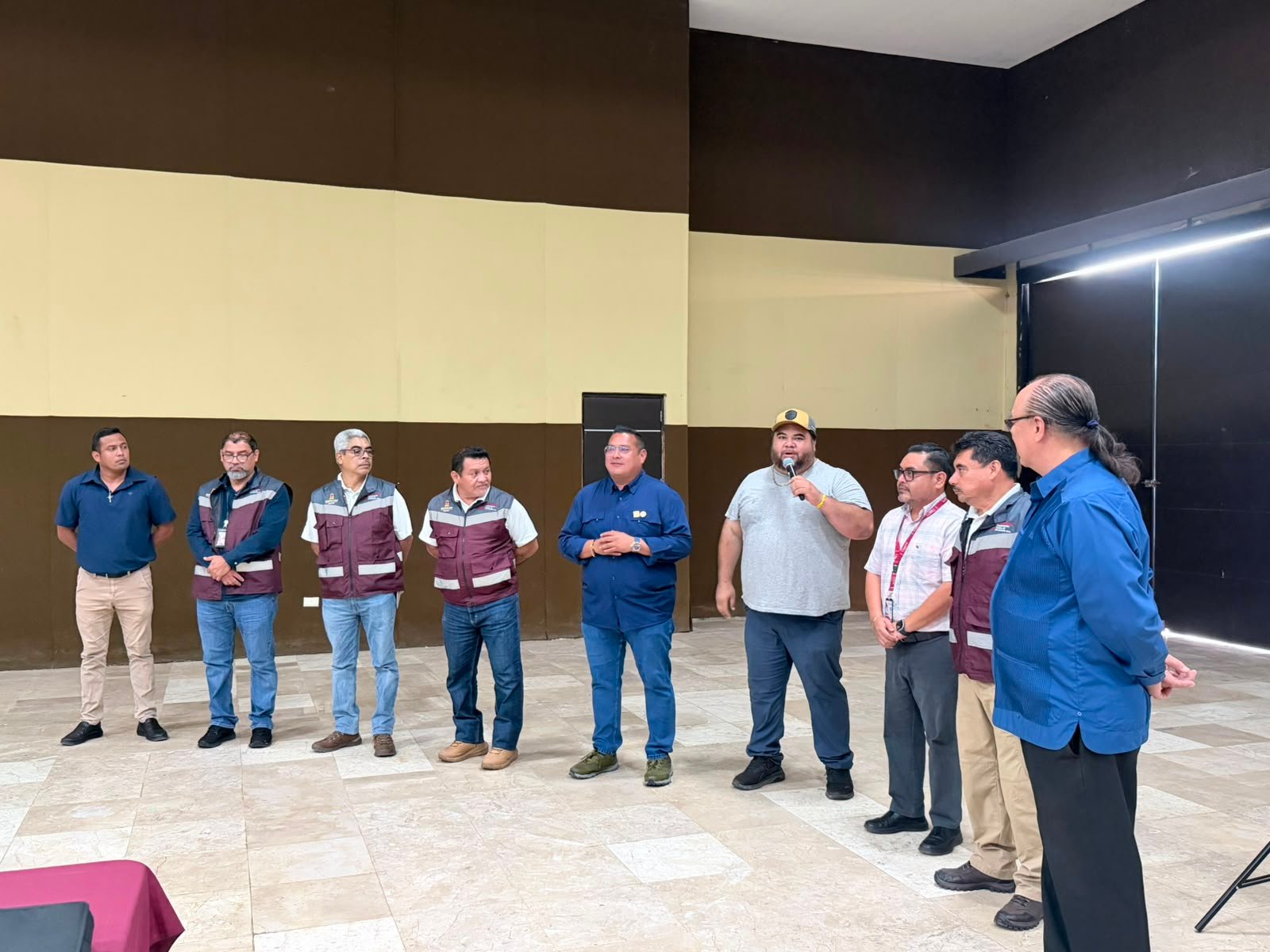 Civil protection personnel in a training session in Quintana Roo