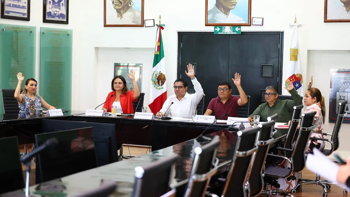 Interior view of the Quintana Roo Congress chamber during a session