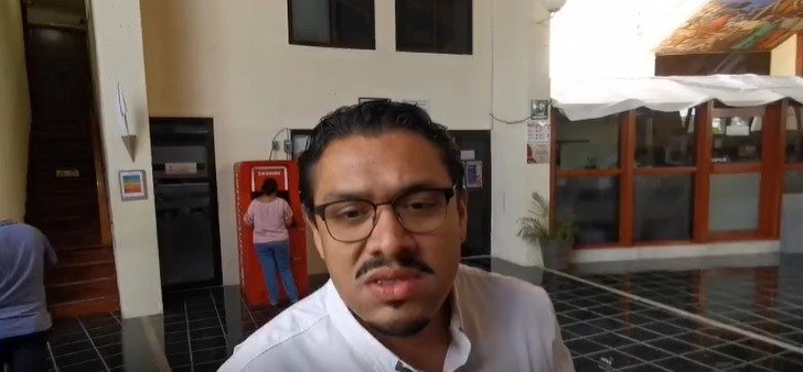 Quintana Roo Deputy Saulo Aguilar Bernes speaking during an interview