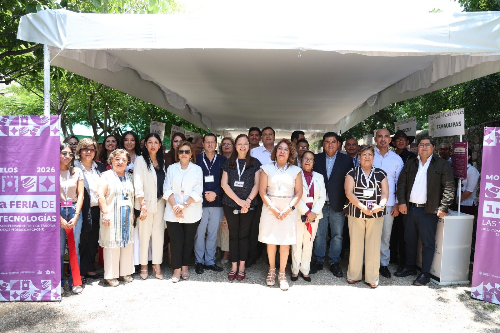 Officials from Quintana Roo's Anti-Corruption Secretariat present digital tools at a national meeting.
