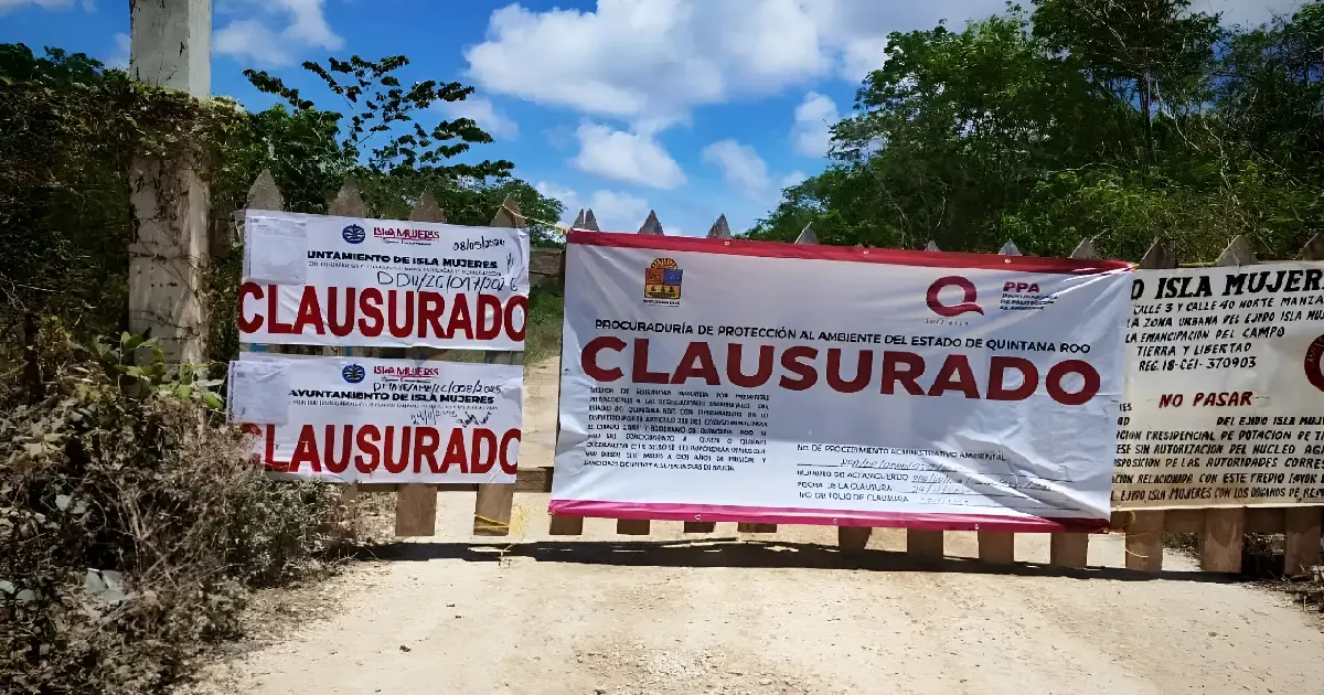 Environmental inspectors reviewing waste management at a commercial establishment in Quintana Roo