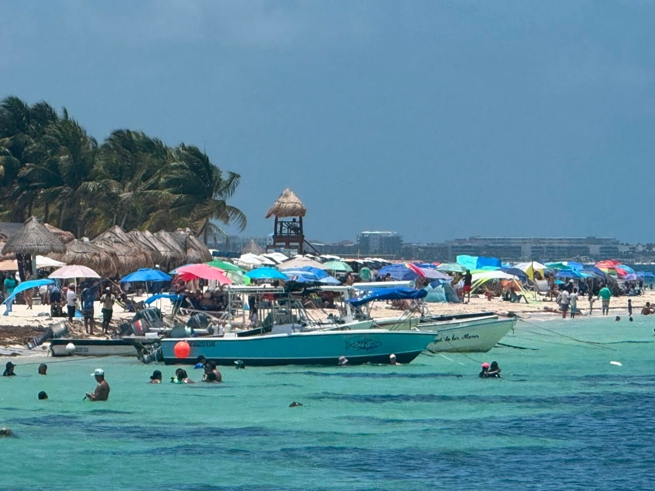Tourists enjoying a beach in Quintana Roo, Mexico, during La Gran Escapada 2026 tourism campaign.