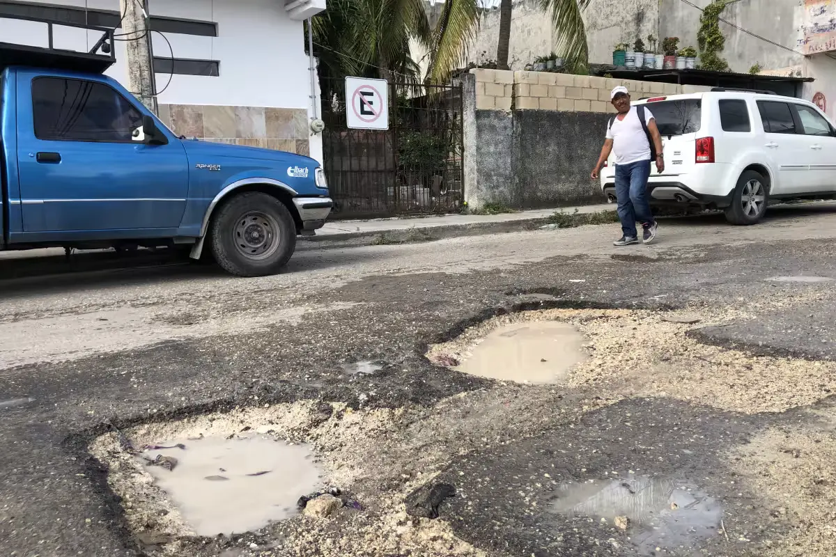 Damaged road in Quintana Roo with potholes and cracks