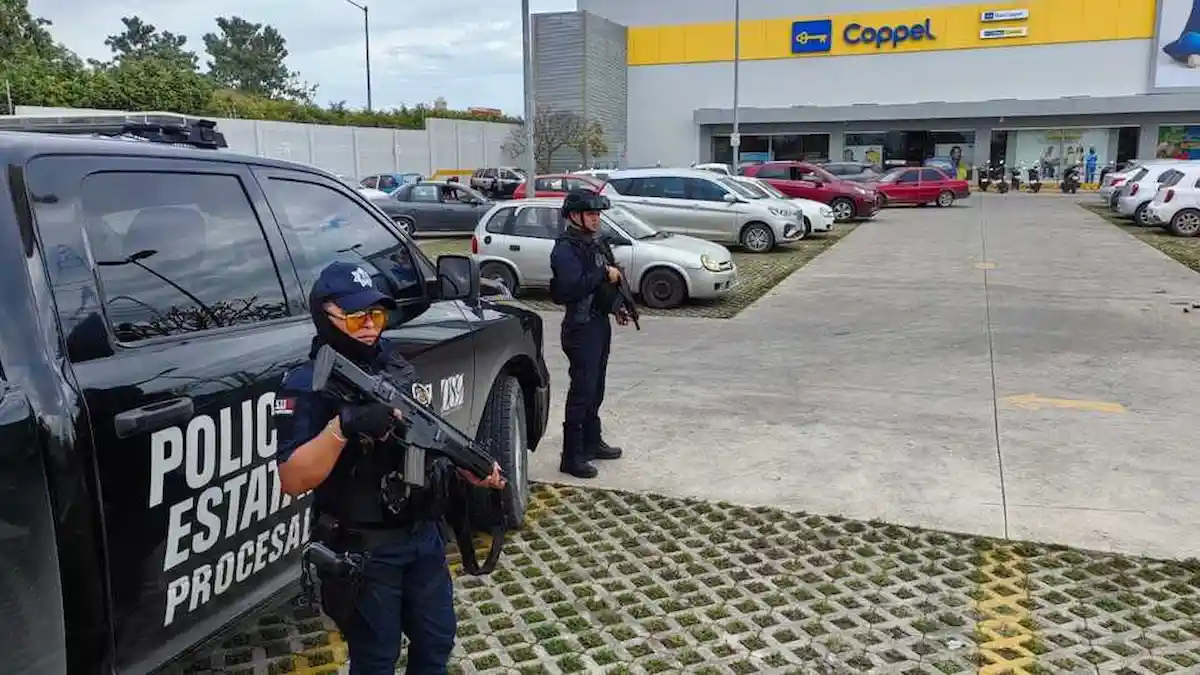 Quintana Roo Public Security Secretary Julio César Gómez Torres addresses prevention measures during summer vacation