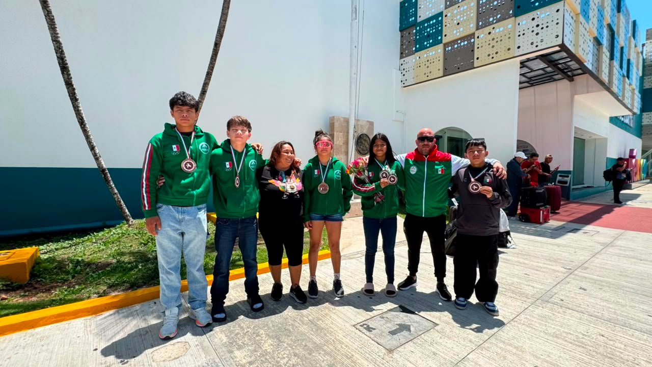 Quintana Roo athletes posing with their six medals from the Pan American U15 Wrestling Championships