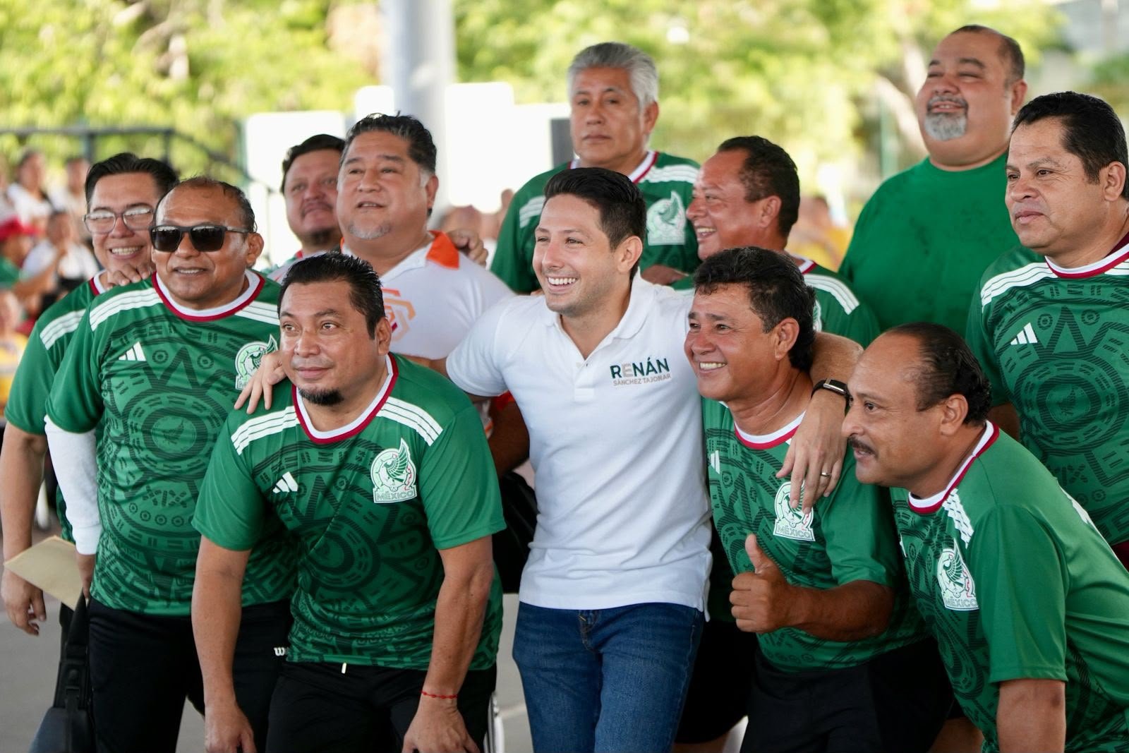 Renán Sánchez speaking at the opening ceremony of the State Teacher Games in Cozumel