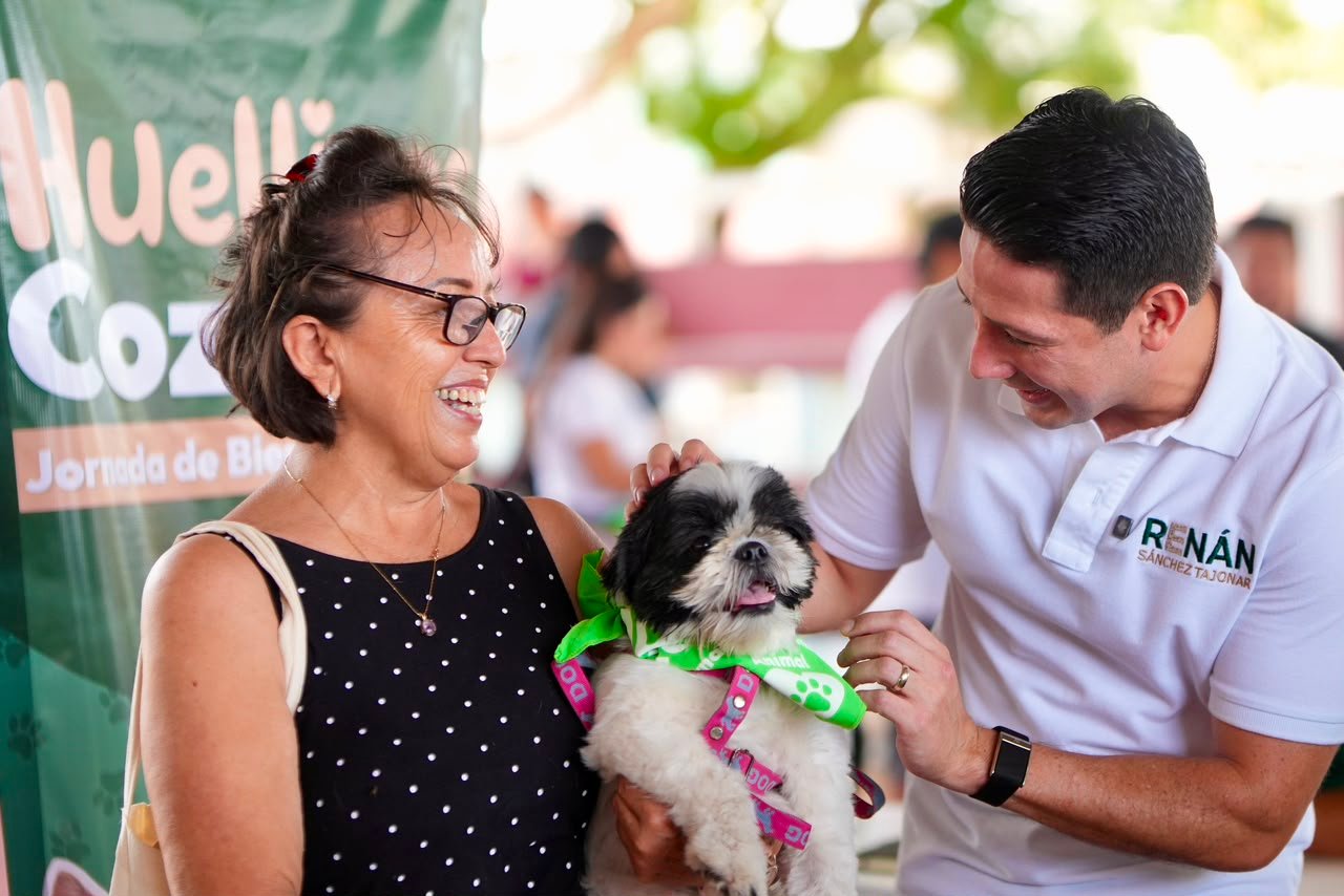 Local deputy Renán Sánchez Tajonar with residents and their pets at a free vaccination and microchipping event in Cozumel's San Miguel 1 neighborhood