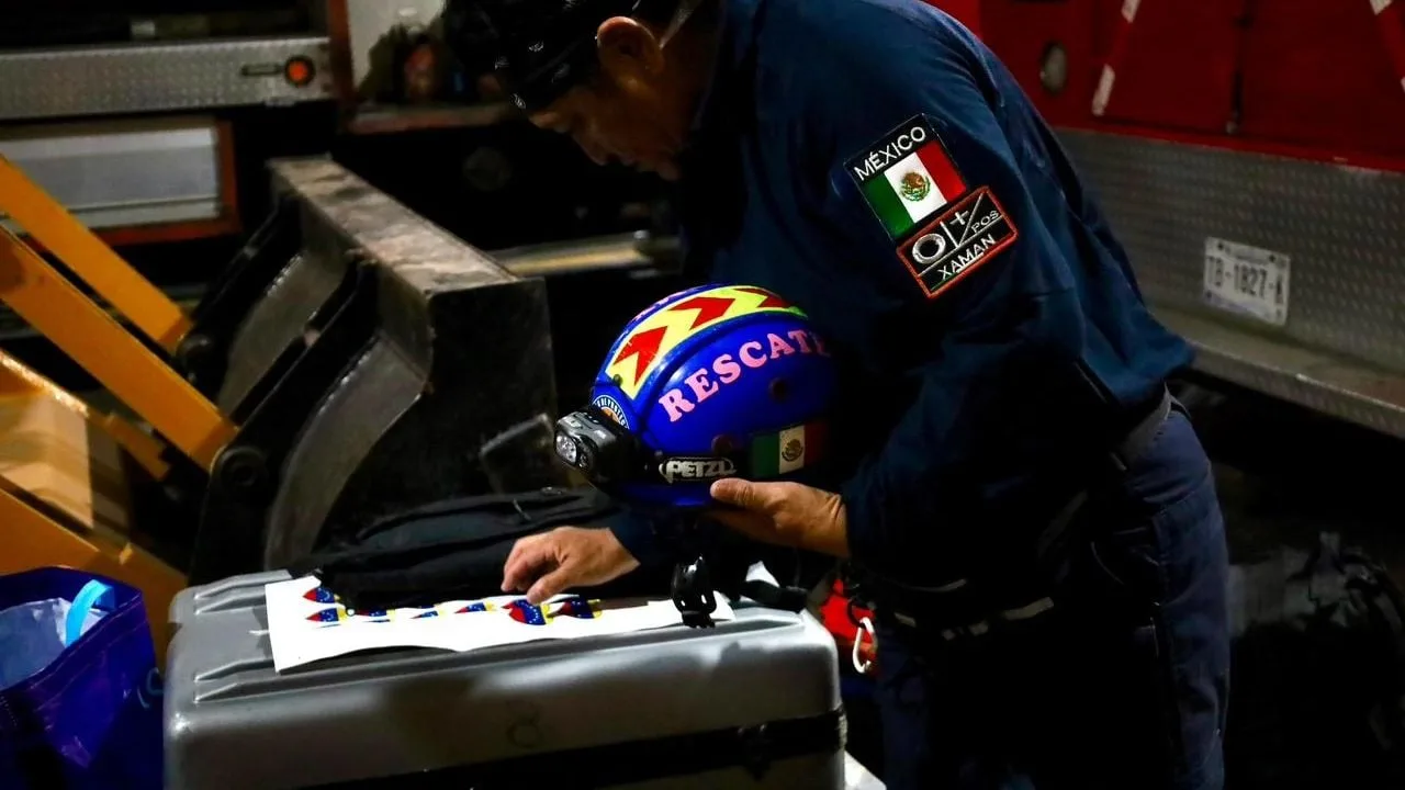 Rescue workers from Cancun boarding a plane to Venezuela for earthquake relief efforts