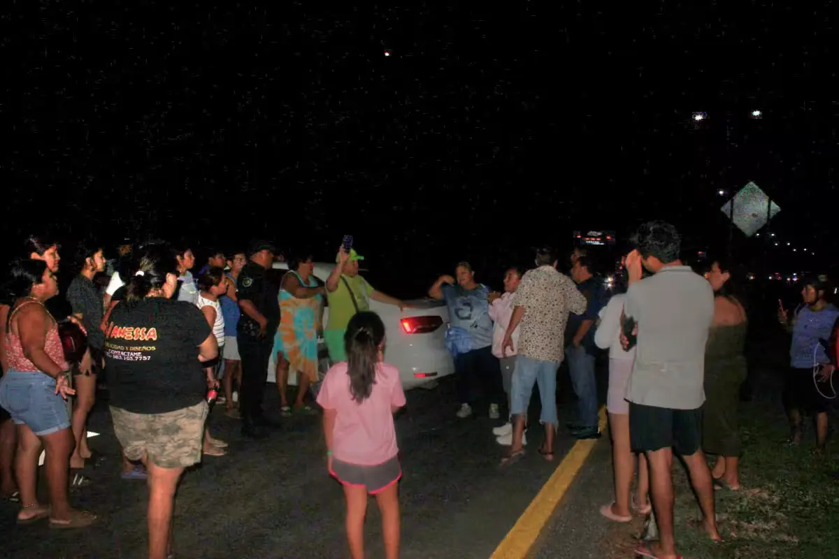 Residents block the Chetumal-Bacalar highway with rocks, logs, and a water tank during a protest over power outages.