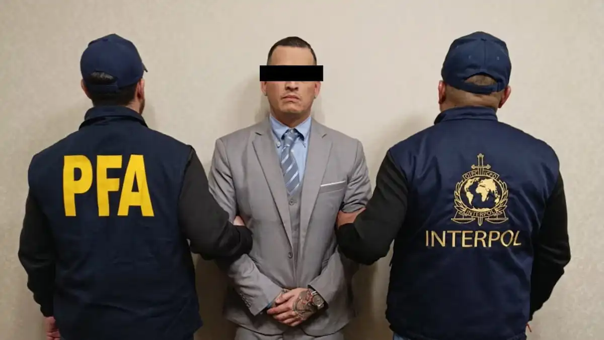 Rodolfo Junior Aguirre Covarrubias, a Mexican national, being held by two police officers in Argentina