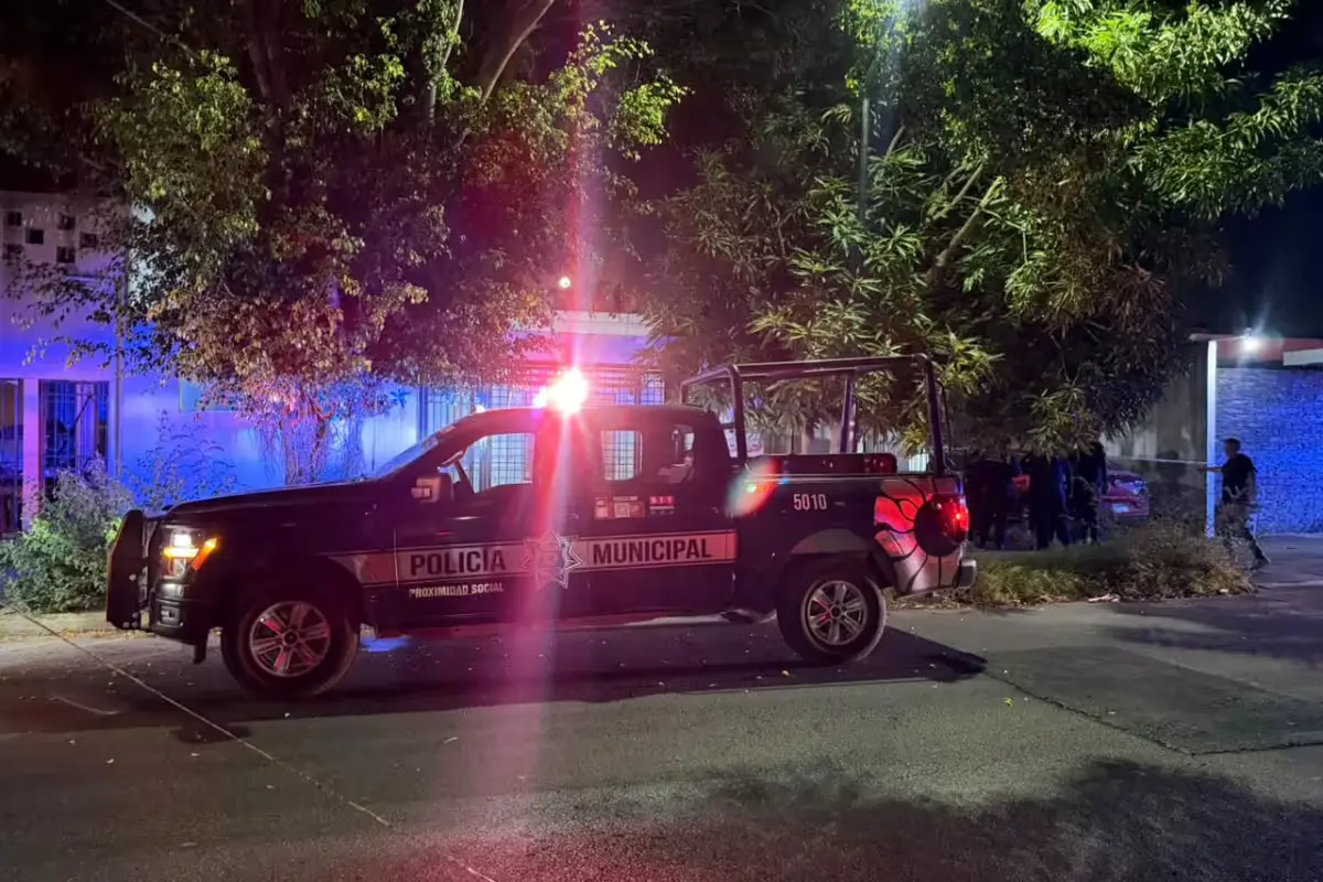 Municipal and federal officers secure the scene after a kidnapping report in Cancun, Quintana Roo.