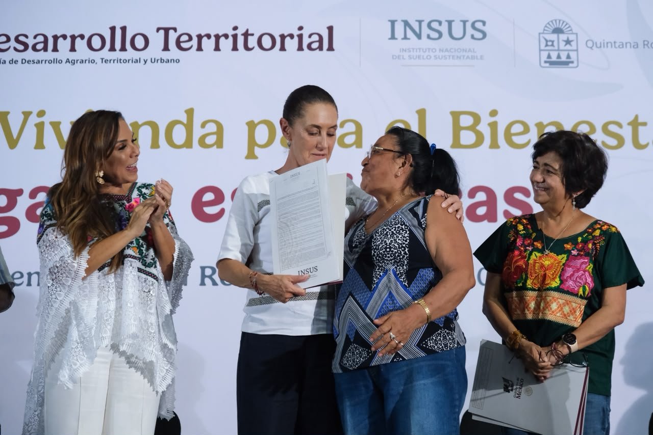 President Claudia Sheinbaum and Governor Mara Lezama present property deeds to residents at an event in Playa del Carmen
