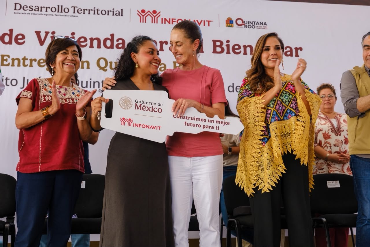 President Claudia Sheinbaum and Governor Mara Lezama at a housing delivery event in Cancun