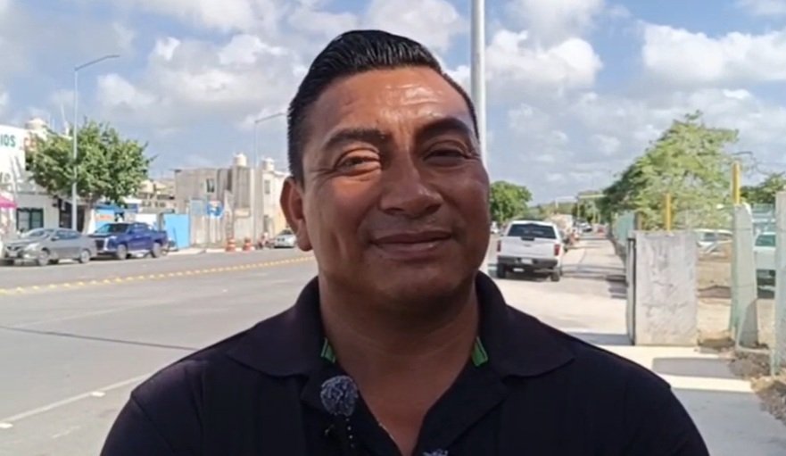 Street vendors with illegal electrical connections in Playa del Carmen