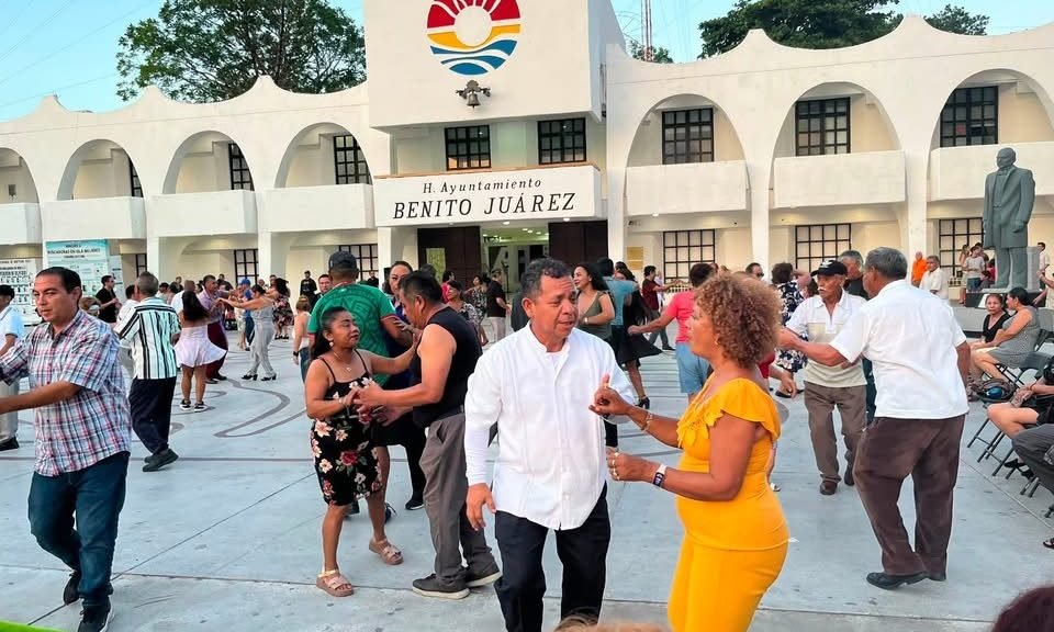 People dancing at Tardes de Baile event in Cancun
