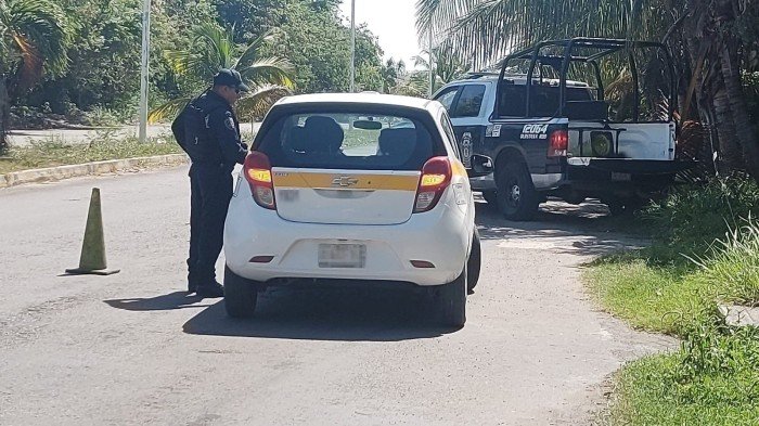 Traffic police officers conducting a vehicle inspection at a checkpoint in Chetumal, Quintana Roo.