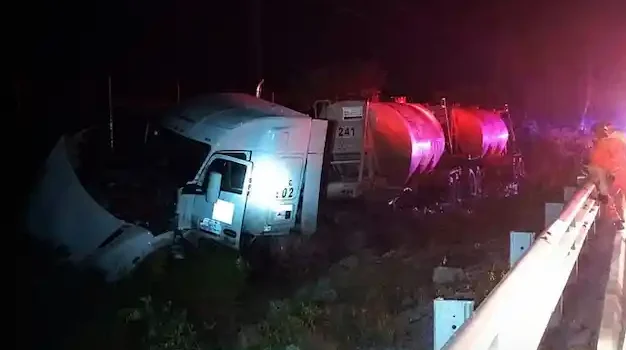 A Kenworth truck with double gondola loaded with concrete crashed against a barrier on the Merida-Cancun highway.