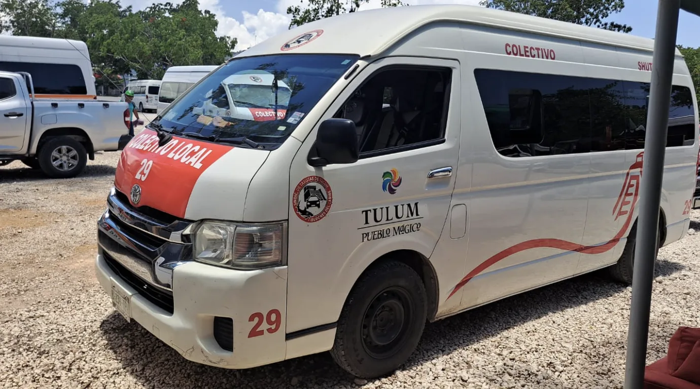 Traffic officers remove unauthorized bus stop signs in Tulum