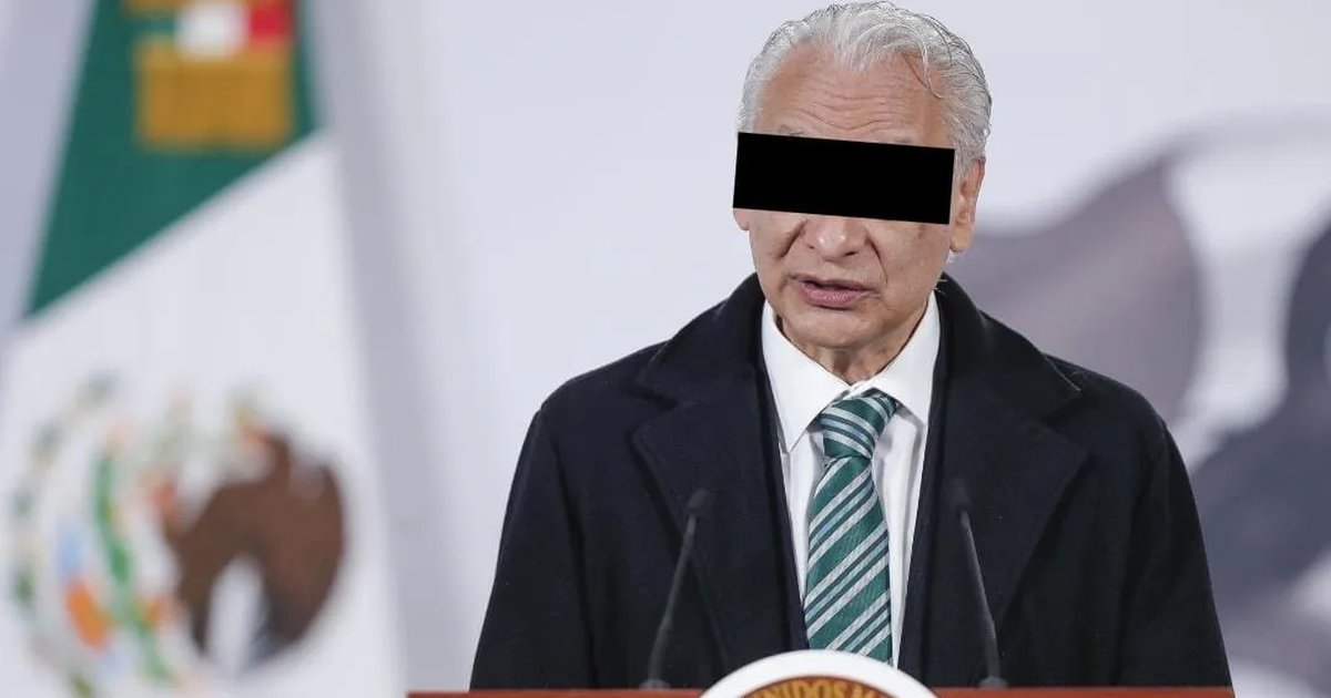 Víctor Rodríguez Padilla, former director of Pemex, being led away by police officers