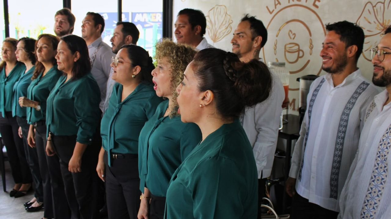 Vózeres, a 16-voice a cappella ensemble from Cancún, performing on stage.