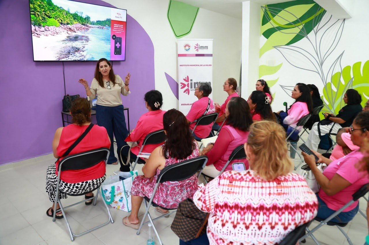 Group of women attending a service at the Municipal Women's Institute in Cancún