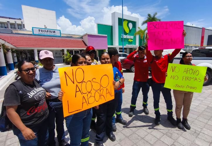Workers holding signs during a protest in Playa del Carmen