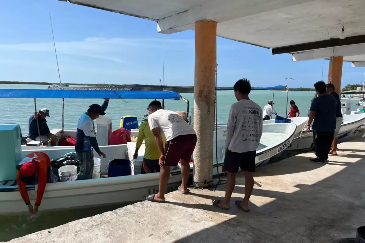 Fishermen in boats preparing for lobster season in Yucatán
