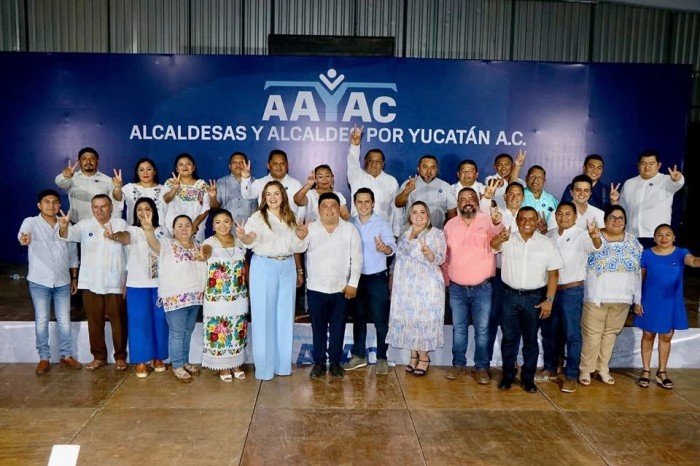 Group of mayors from Yucatan holding a press conference about power outages
