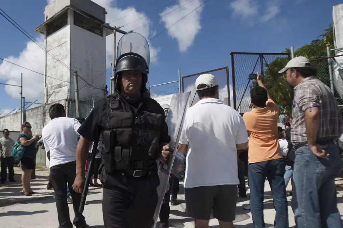 Graphic showing prison capacity and inmate numbers in Yucatán and Quintana Roo