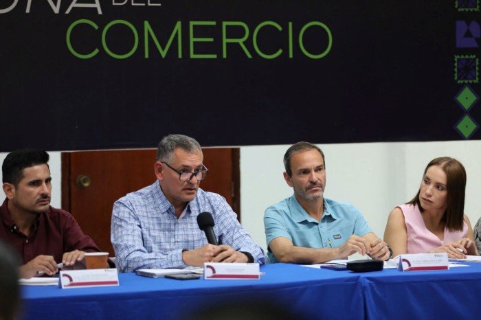 CEO Guillermo Romero presents Zenith Aeronautica's integrated project to business leaders and academics in Chetumal.
