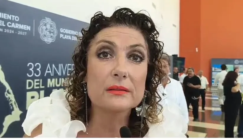Valeria Rinderstma, president of AMEXME, speaks about the economic losses caused by recurring power outages in Playa del Carmen, Quintana Roo.