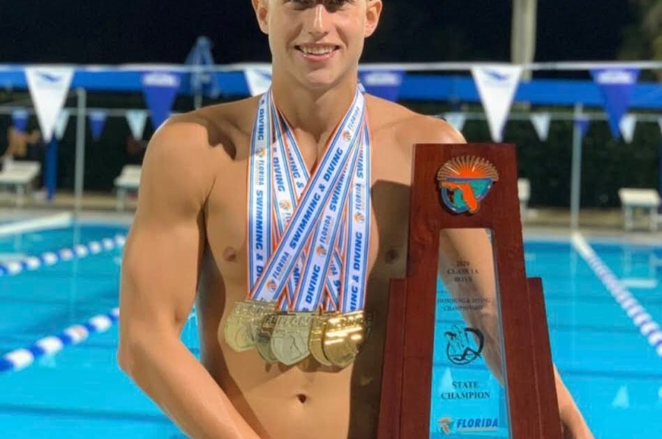 Andrés Dupont Cabrera celebrates after winning gold in the 4x200 meter freestyle relay at Santo Domingo 2026