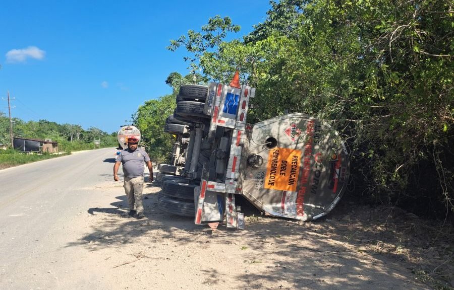 Overturned tanker trailer on the Tulum-Cobá highway in Quintana Roo, with emergency personnel at the scene.