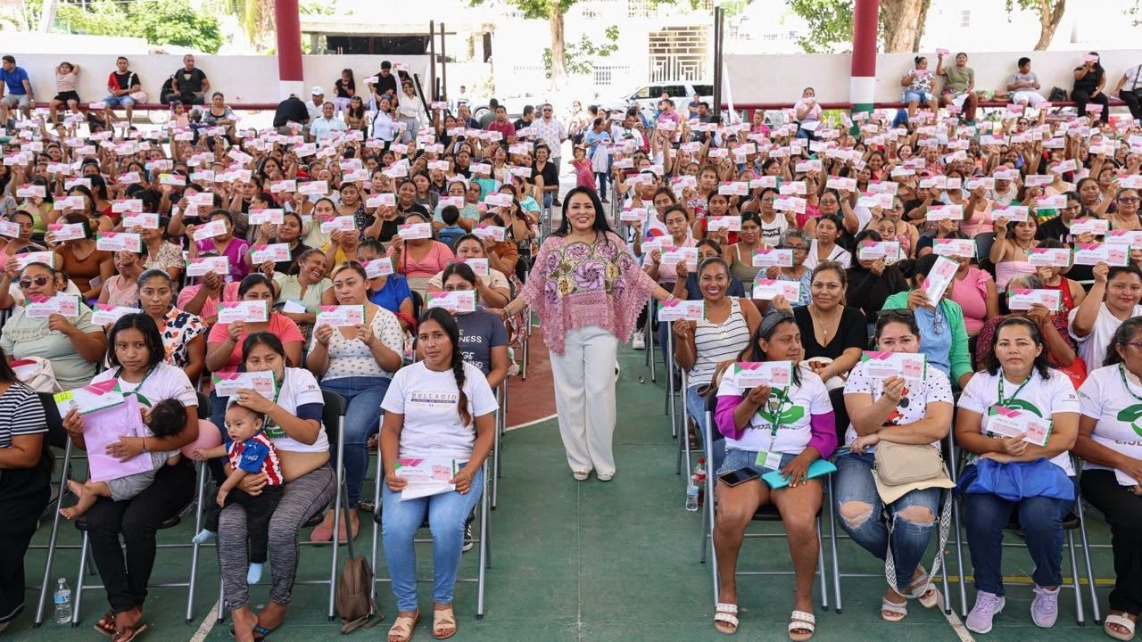 Puerto Morelos Mayor Blanca Merari Tziu Muñoz hands out the new Women's Card to beneficiaries during the program launch.