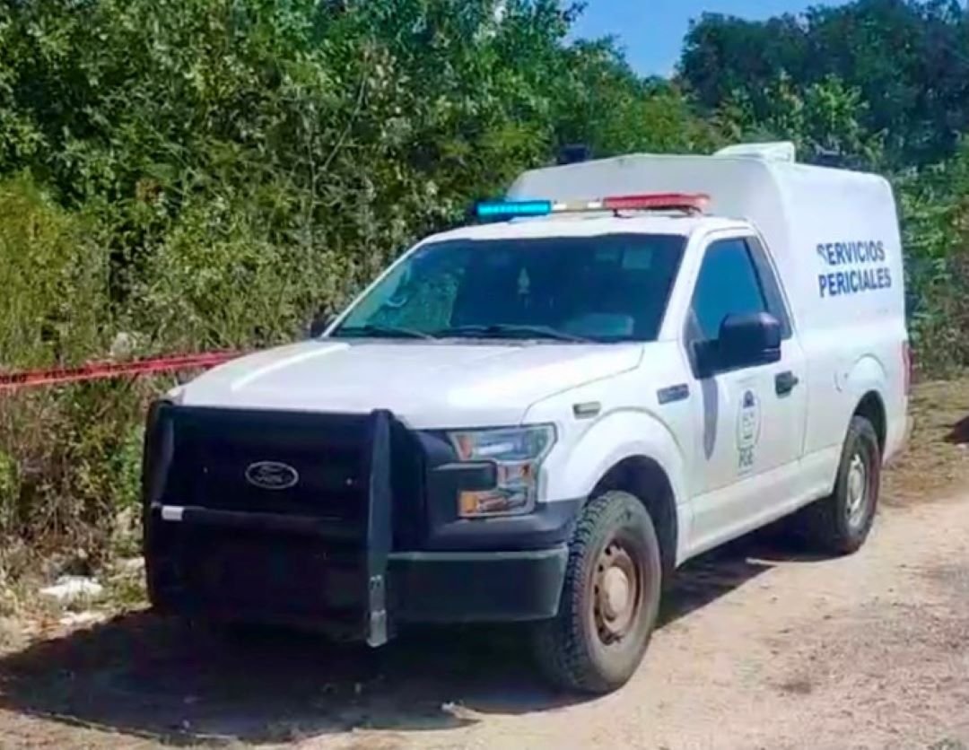 Police officers secure the area where a decomposed body was found in Playa del Carmen, Quintana Roo.