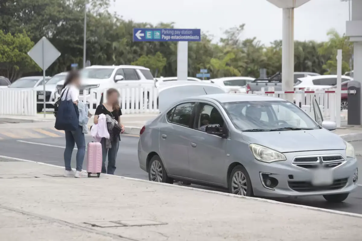 Passengers at Cancún International Airport face high taxi fares and restrictions on ride-sharing services.