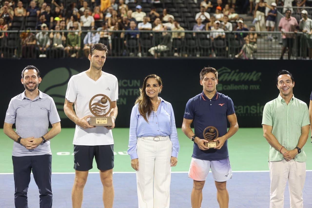 Governor Mara Lezama presents the trophy to Hubert Hurkacz at the Cancun Country Open ATP Challenger.