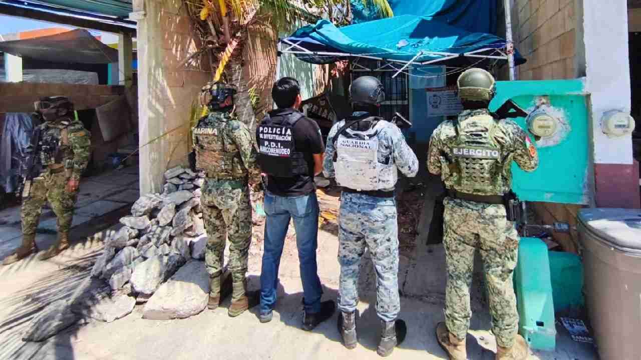 Law enforcement personnel during a raid in Cancun, Quintana Roo.