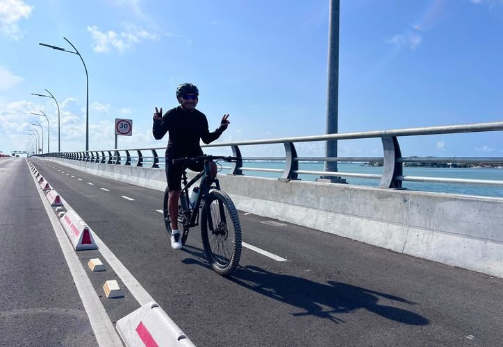 View of Cancun's hotel zone boulevard where the bike path extension to the Nichupté Bridge is planned.