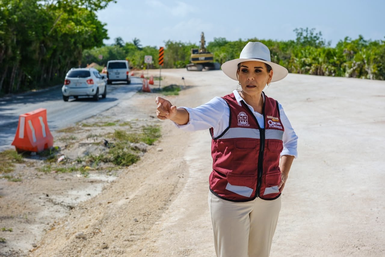 Workers on the Cancun-Isla Blanca highway modernization project in Quintana Roo