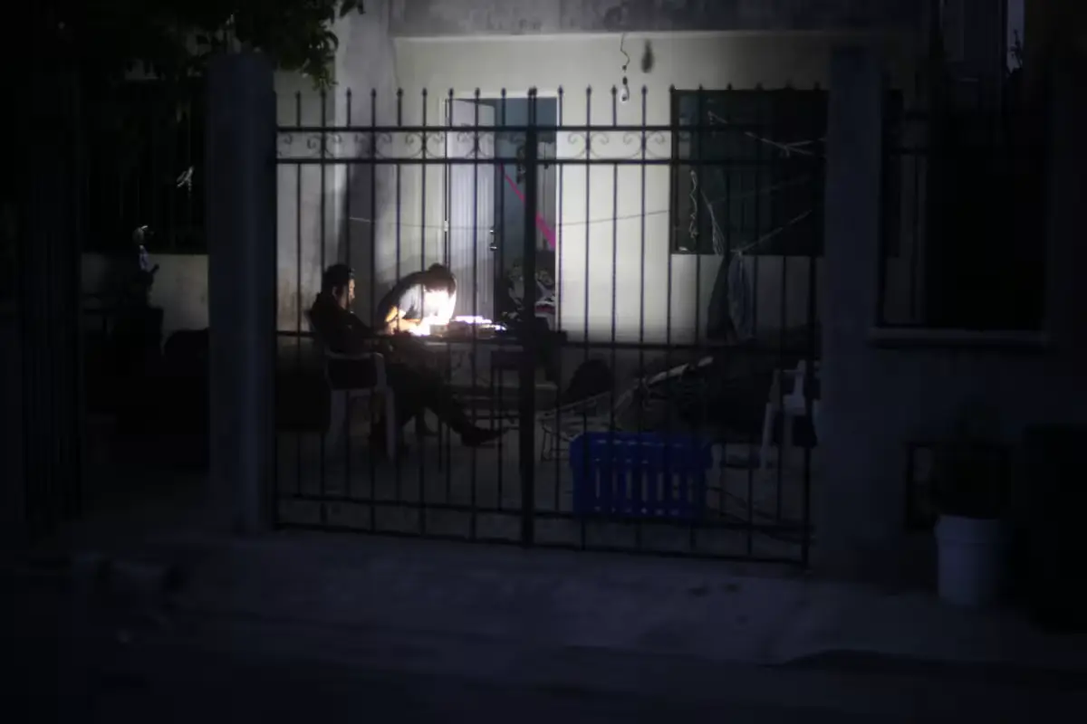 Residents of Cancun's Region 102 in darkness during an overnight power outage