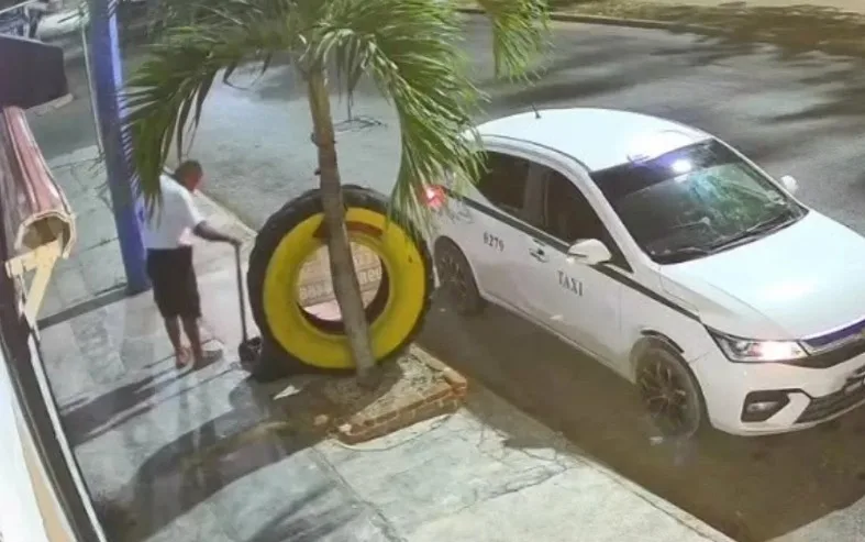 Security camera footage appears to show a taxi driver in Cancun picking up a hydraulic jack and placing it in his vehicle