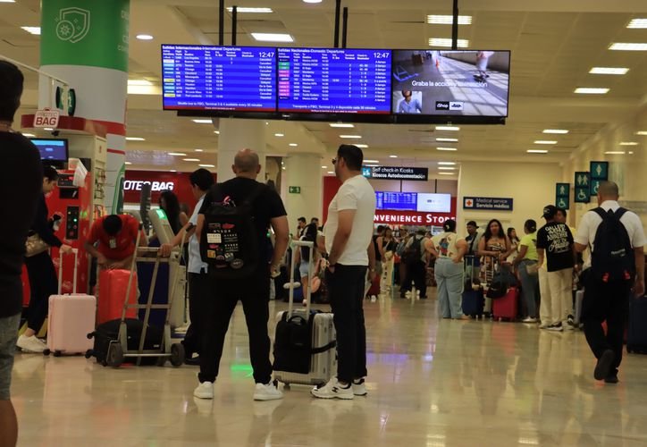 Tourists with luggage at Cancun International Airport, reflecting strong international tourism revenue