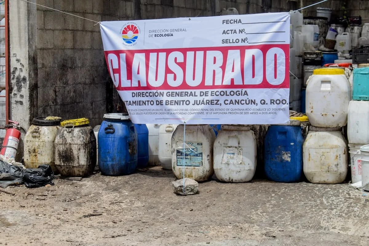 A municipal closure seal on a property in Cancún used to store waste cooking oils without proper authorization.